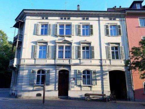 Römerhof am Obertor 1 in Winterthur, ein Teil der alten Stadtmauer, symbolisiert Resilienz durch Stabilität und Flexibilität.